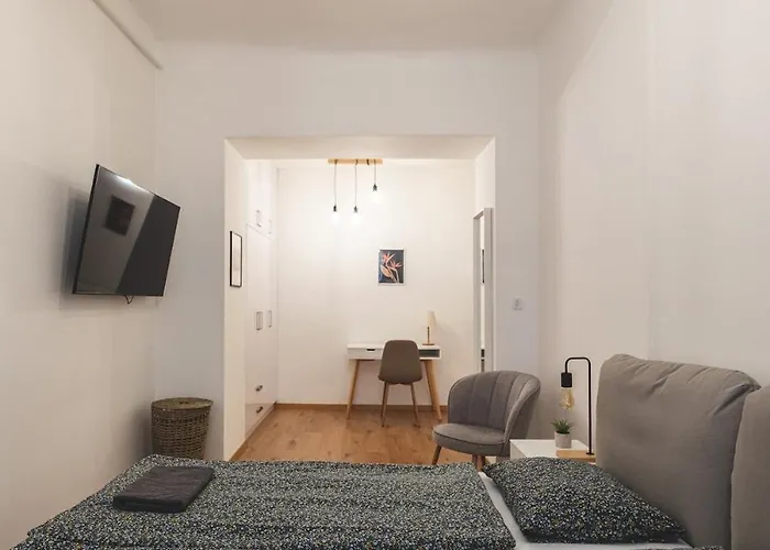 Apartment Andrassy Elegance 2bd Hideaway