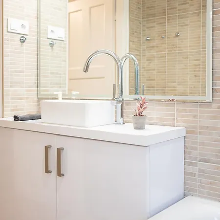 Andrassy Elegance 2bd Hideaway 公寓