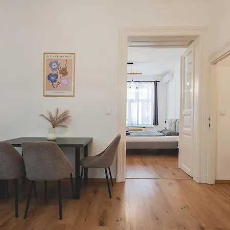 Andrassy Elegance 2bd Hideaway